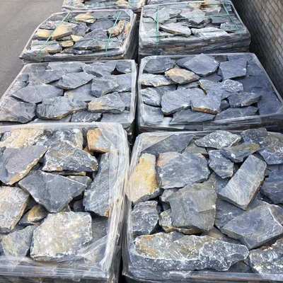 不规则毛石挡土墙公园蘑菇石黄锈色垒墙石块庭院外墙宝石蓝碎拼石