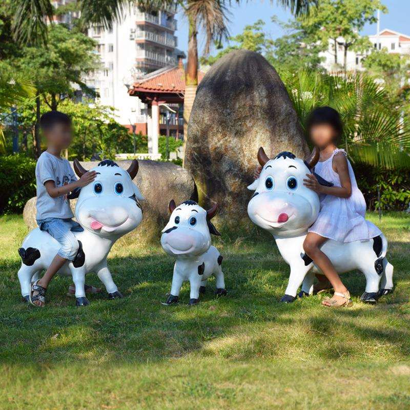 户外园林景观仿真动物摆件卡通奶牛大型玻璃钢雕塑幼儿园花园装饰