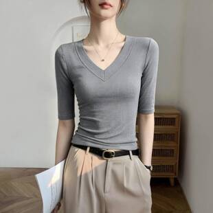 衣服女款秋灰色v领中袖t恤打底衫内搭2026新款针织紧身七分0927z
