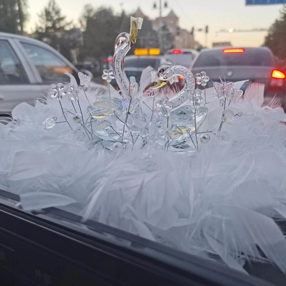 水晶天鹅汽车摆件女神款中控台高档大气汽车香水车内装饰品车摆件
