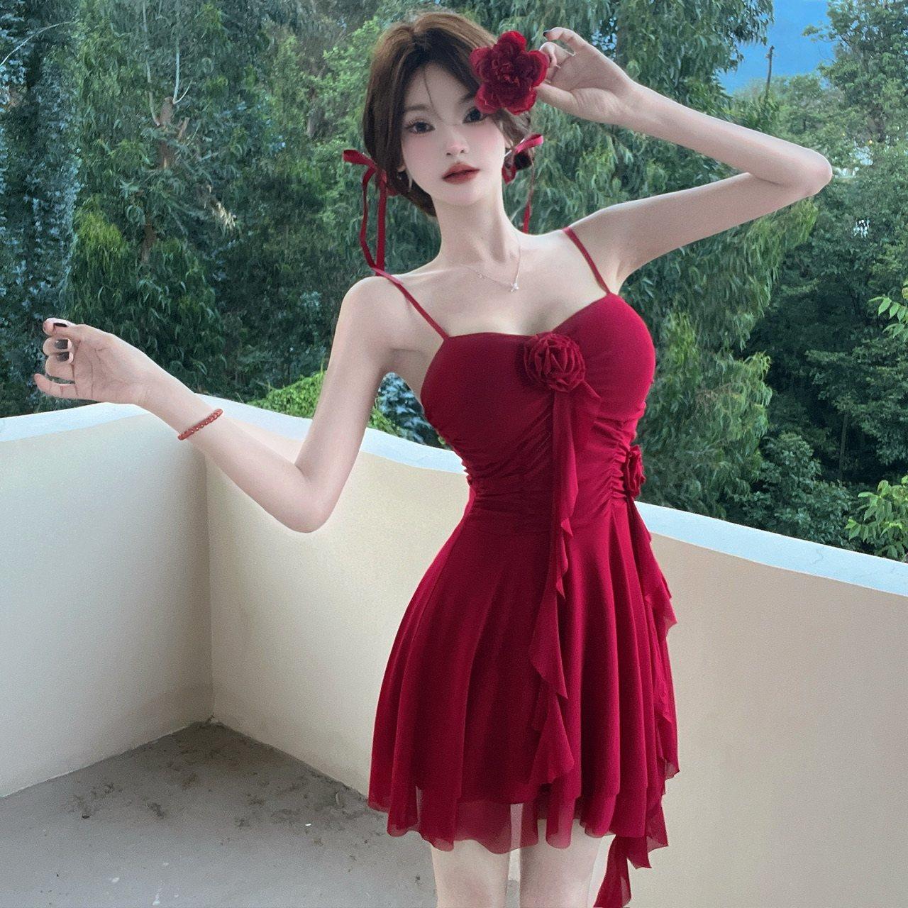 收腰显瘦吊带连衣裙女夏季纯欲荷叶边红色短裙性感褶皱不规则裙子
