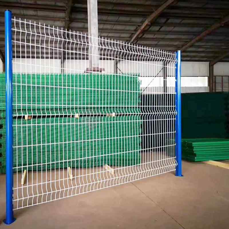 销售护栏网 桃型柱 三折弯护栏网片 防护铁丝桃型柱护栏