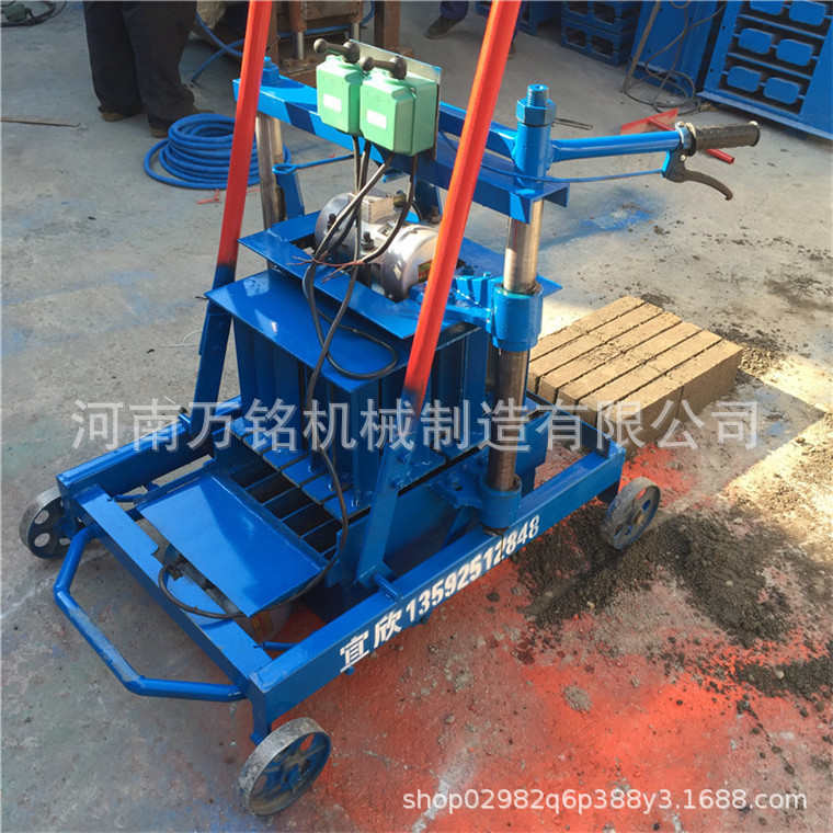 郑州万铭小型移动式单相电家庭盖房子水泥砖机一次出12块实心标砖