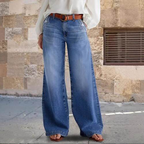 Standard size jeans with wide legs and embroidered mid