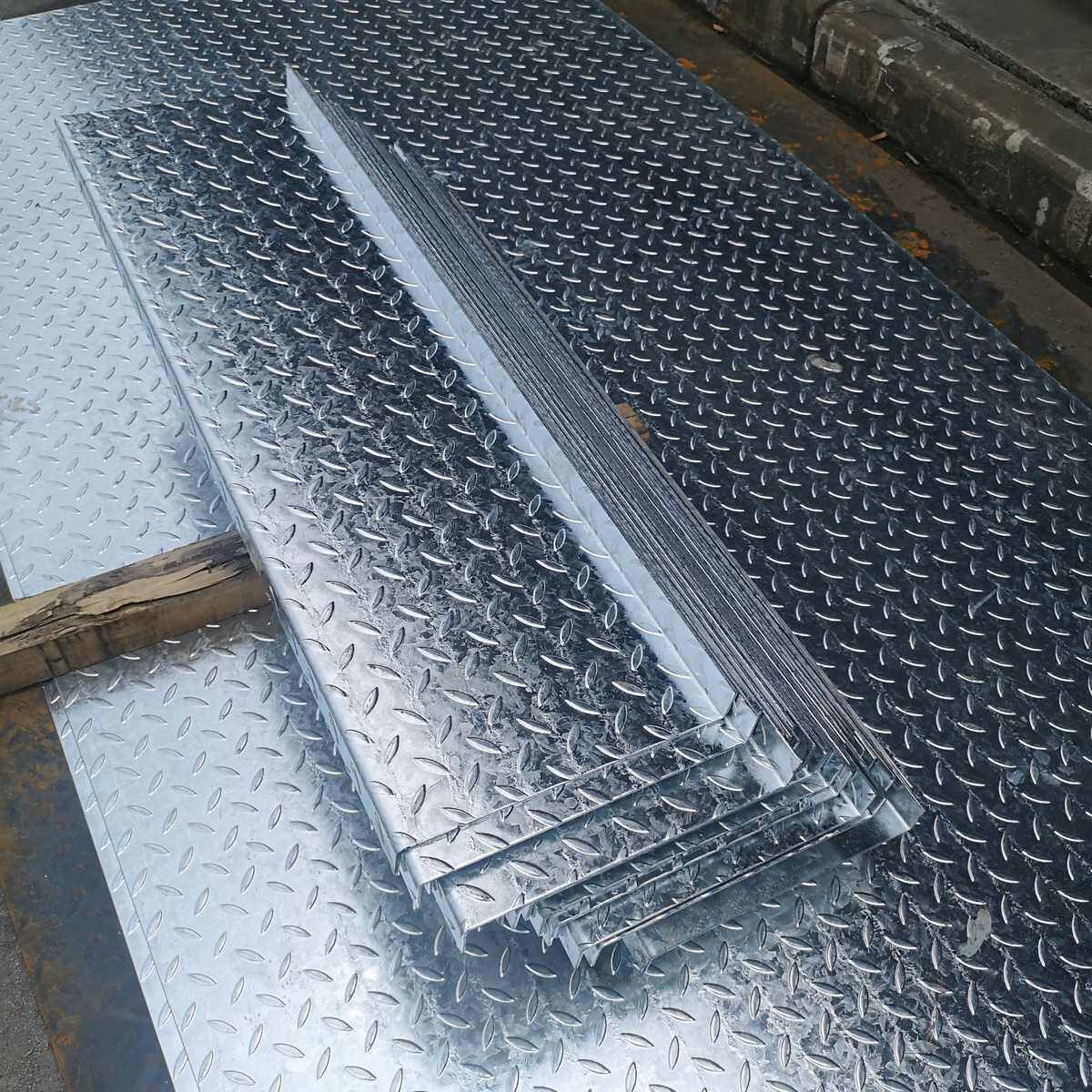 镀锌花纹板 镀锌钢板 热镀锌沟盖板 楼梯踏步板 剪板折弯冲孔,金属材料及制品,钢板,淘宝优惠券,粉丝福利购,淘宝优惠卷