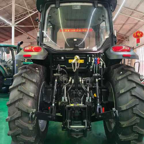 大型犁地旋耕机水旱两用雷沃M1204-5XP动力换档农用四驱拖拉机