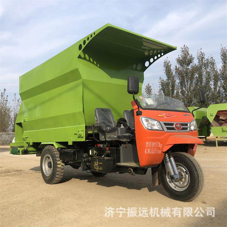 28马力饲料投喂车养牛场自走式撒草车转向灵活三轮撒料机