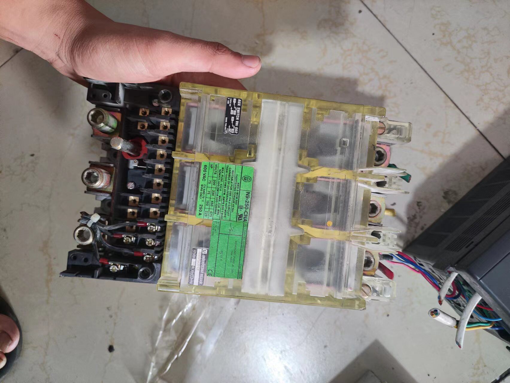 金钟断路器n9-250-cna，破损如图