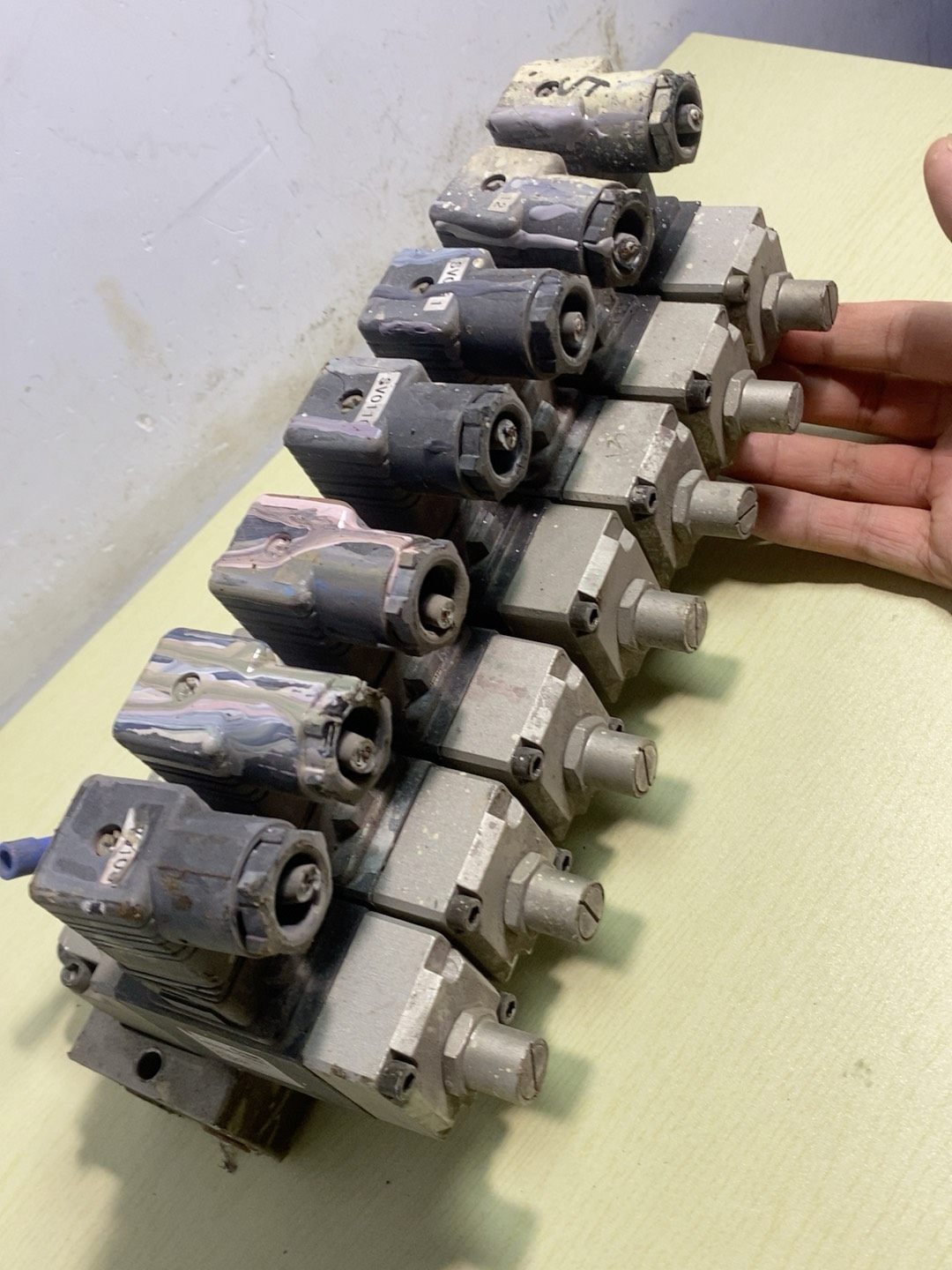 SMC 电磁阀VS3114-005DL 一组7个 又一个外壳