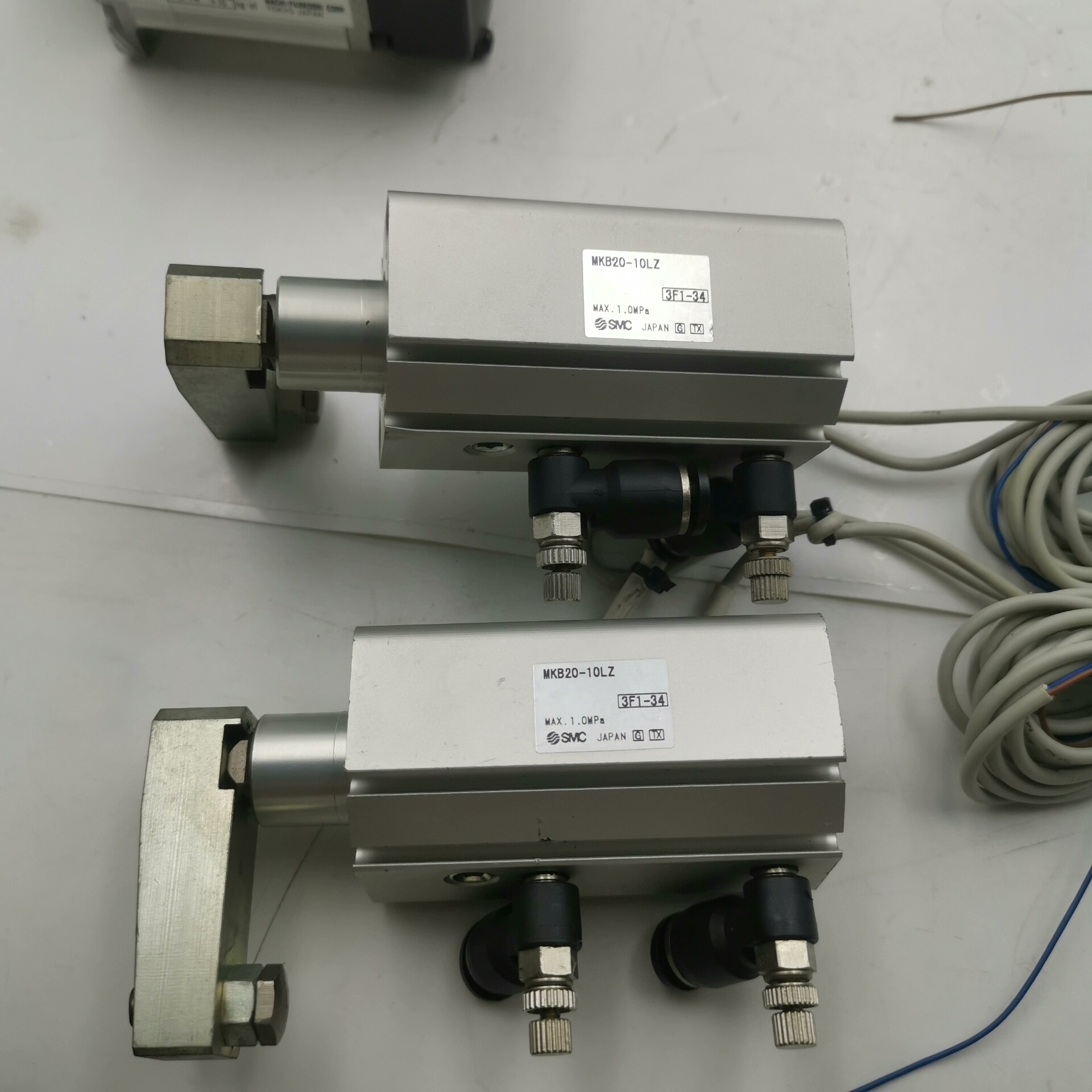 MKB20-10LZSMC气缸带两条D-A93磁性开关，成色