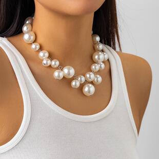 Exaggerated large bead short neckband women