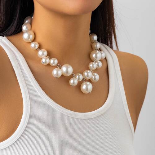 Exaggerated large bead short neckband women