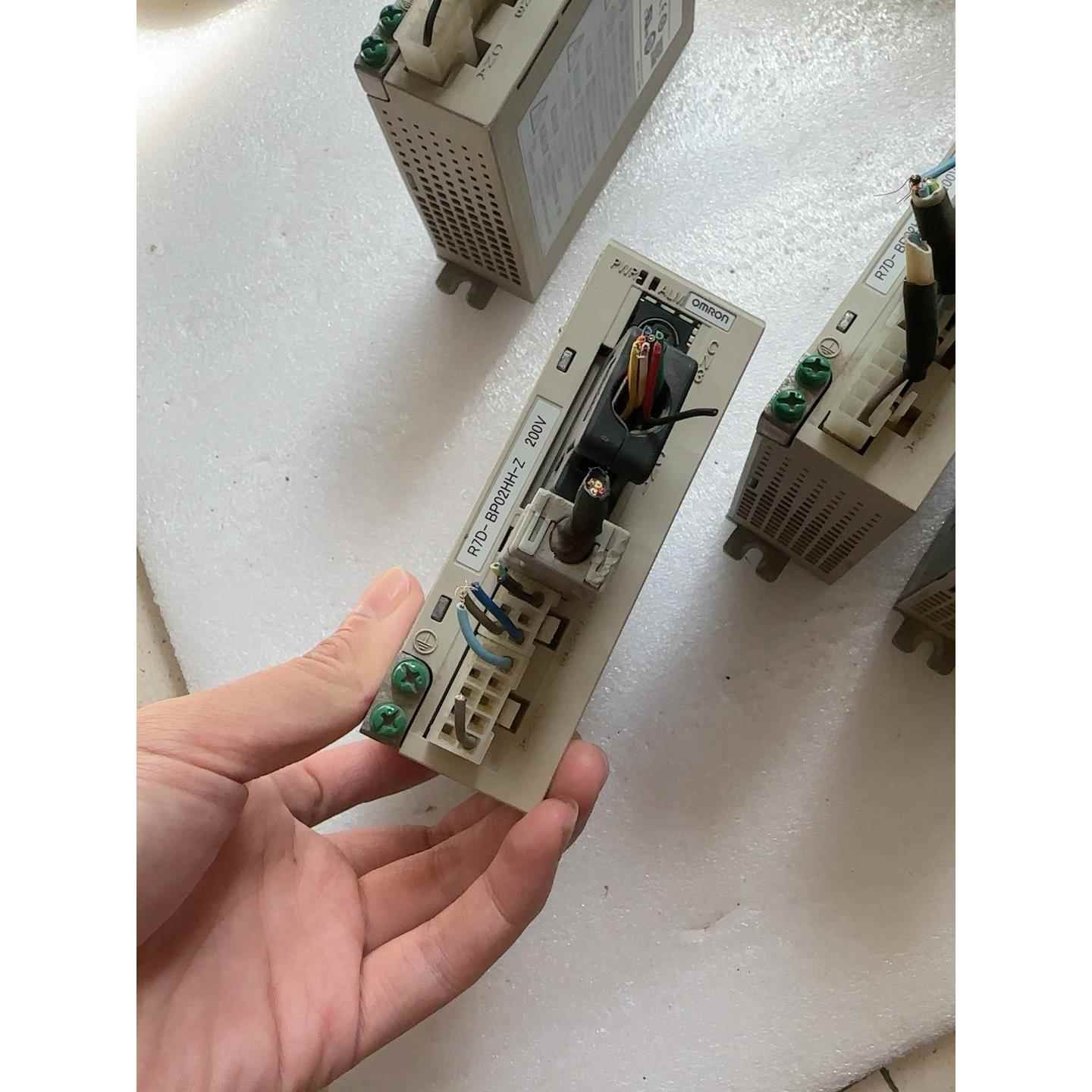 标价是空箱-伺服驱动器 R7D-BP02HH-Z，200瓦，实物图议价