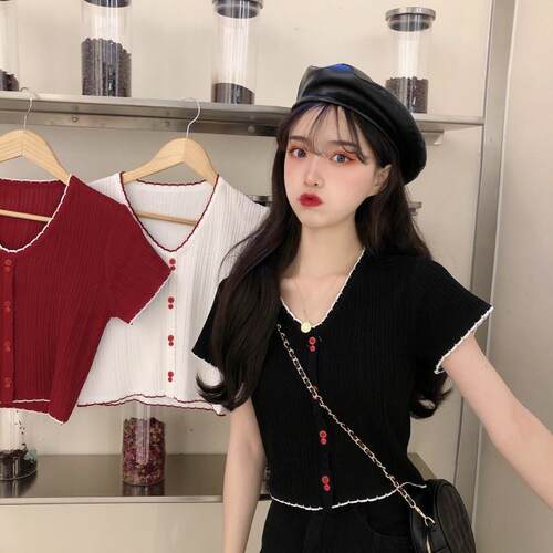 Thin and playful cropped short sleeved knitted sweater for