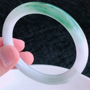 内径56mm缅甸天然翡翠A货水润飘绿圆条玉手镯38.52g