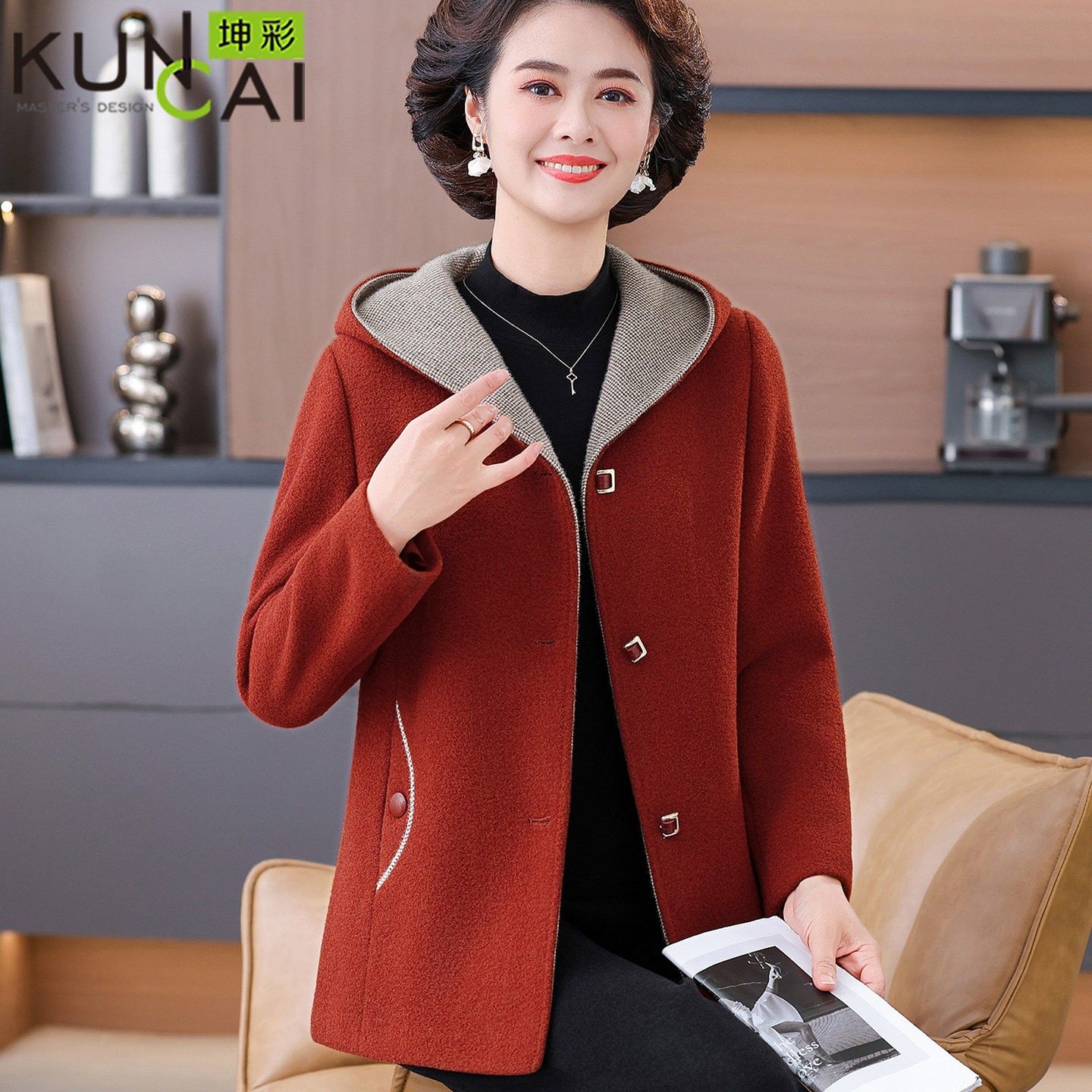 品牌妈妈秋冬外套2025新款中老年女装加厚保暖冬季连帽毛呢子上衣