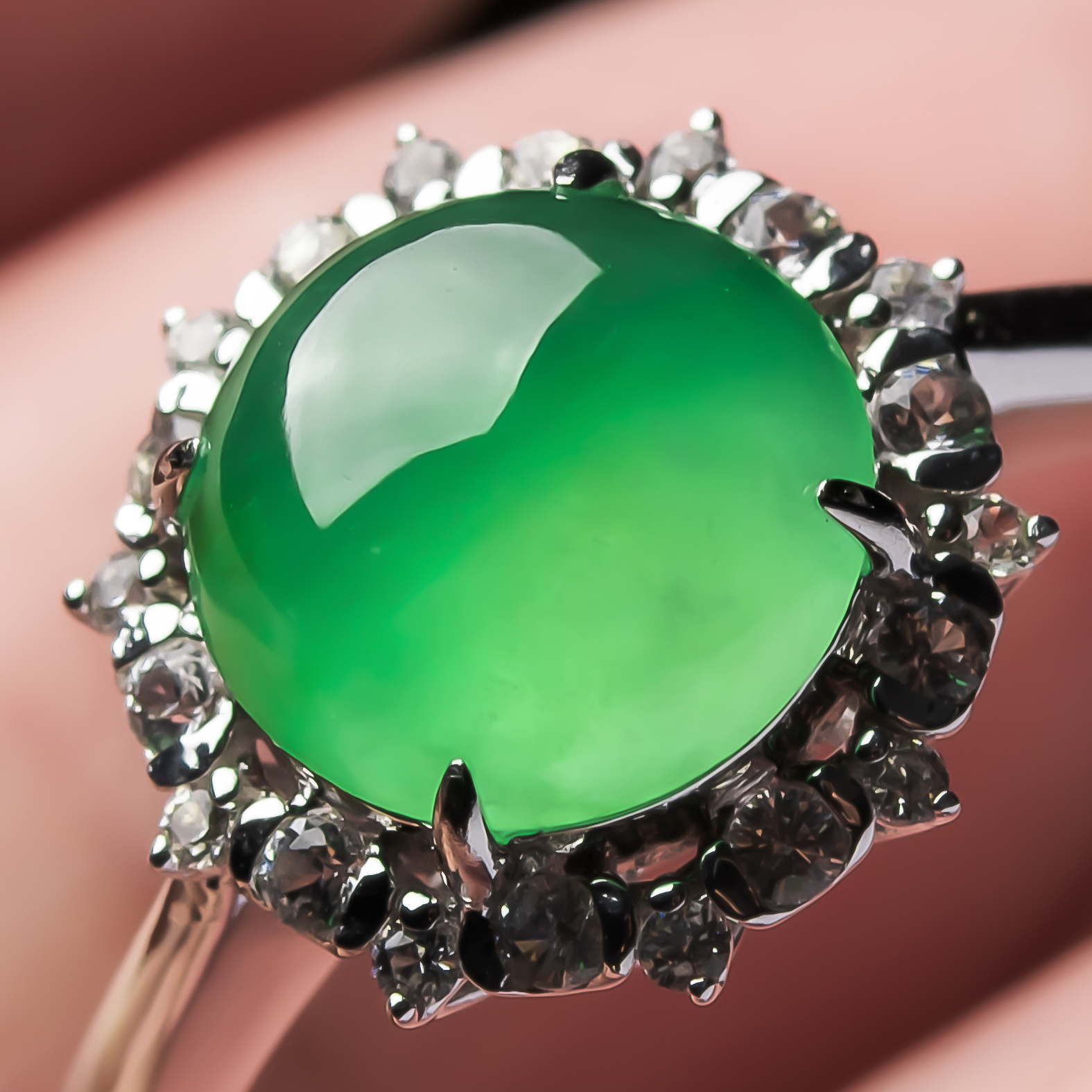 天然缅甸翡翠玉戒指女正品18K金镶嵌冰润冰绿清爽蛋面戒指2.30g