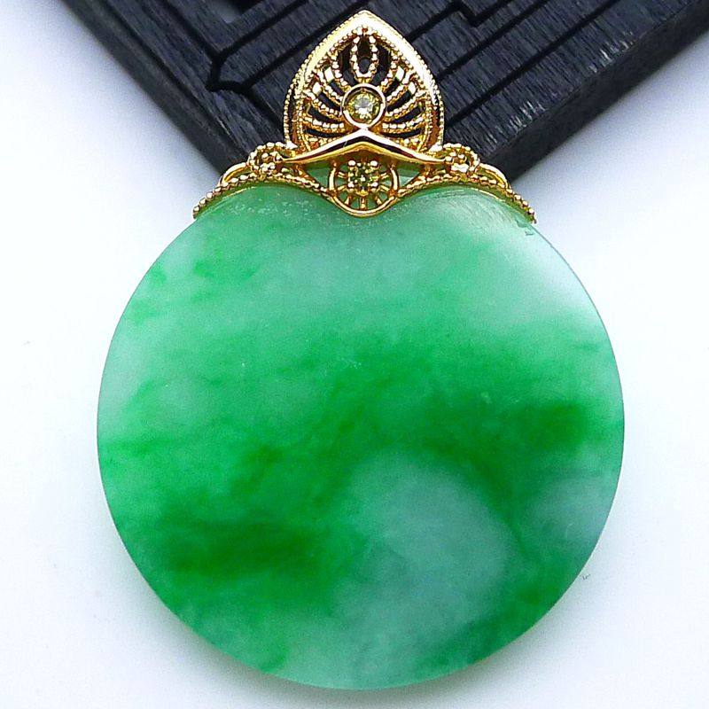 翡翠圆牌吊坠女18K金扣头天然阳绿玉石吊坠飘绿素面牌挂件5.87g,珠宝/钻石/翡翠,颈饰,淘宝优惠券,粉丝福利购,淘宝优惠卷