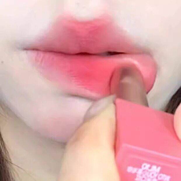 桃色郁金香明亮，柔软，蜡质韩式女士高口红唇韩式少女团体色彩学