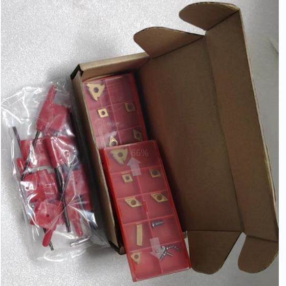两盒刀片+14个螺丝+7个红色扳手+1个银色扳手