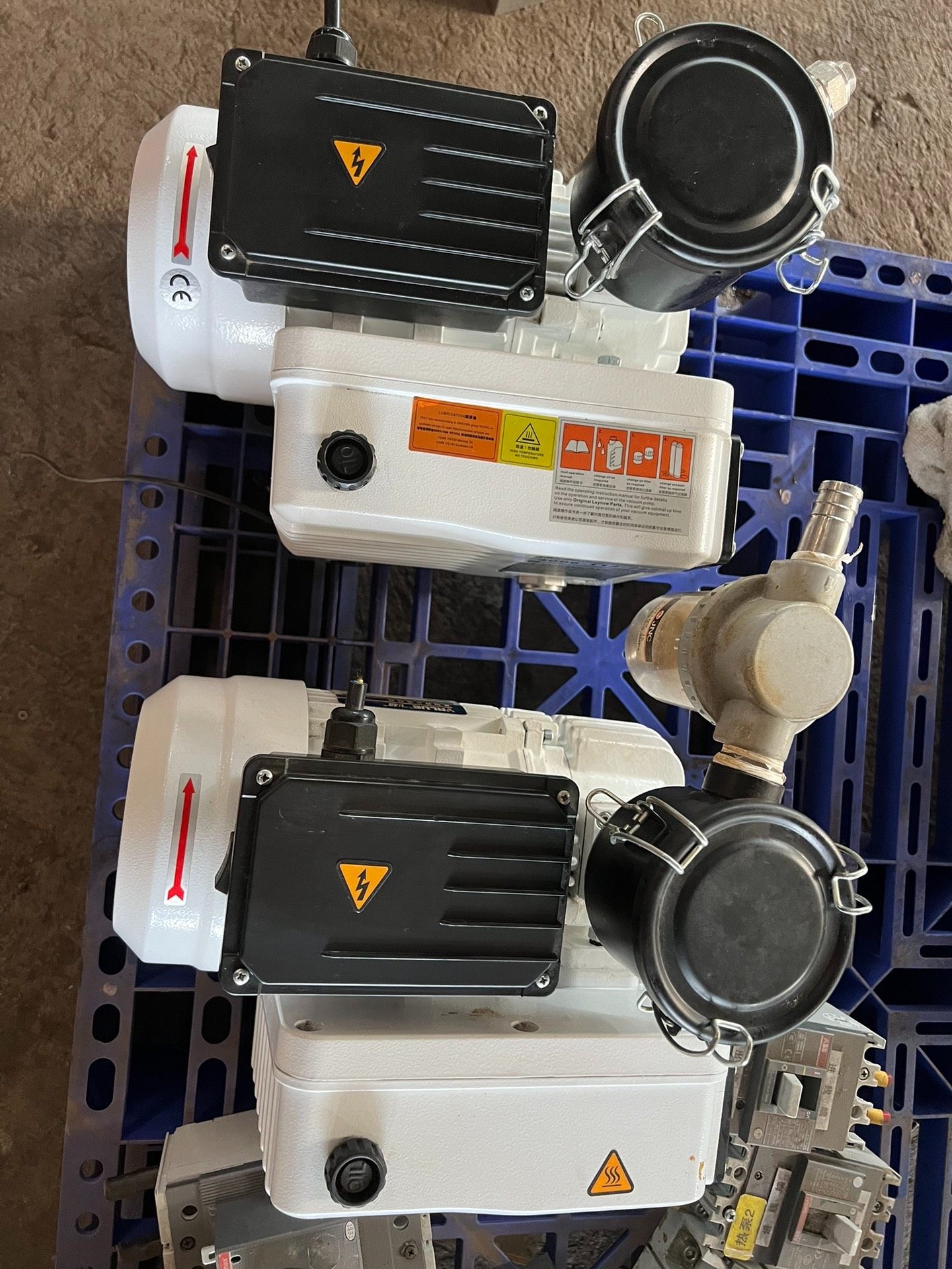 飞越真空泵两台，VSV-20P，成色很新，如图所示，需要的联