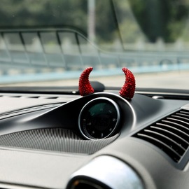 汽车个性可爱装饰小恶魔镶钻摆件适用于保时捷mini仪表盘指南针女