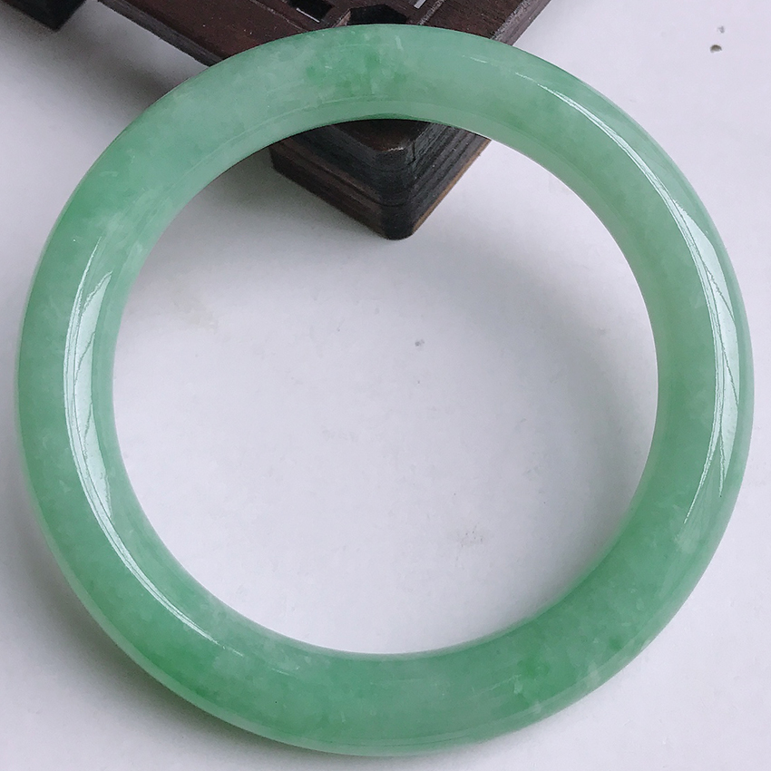 缅甸翡翠玉镯少女正品拍卖浅绿圆条玉手镯55.26g（内径56.4mm）
