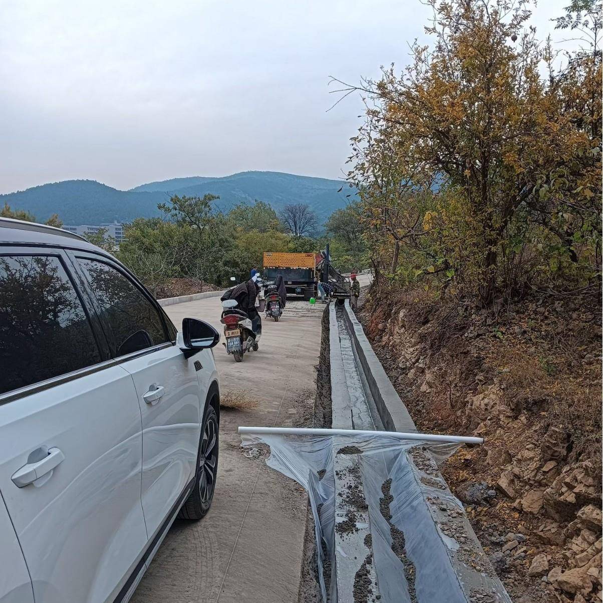 混凝土路沿石滑模机 小型轮式路缘石滑模机公路路肩滑模机械