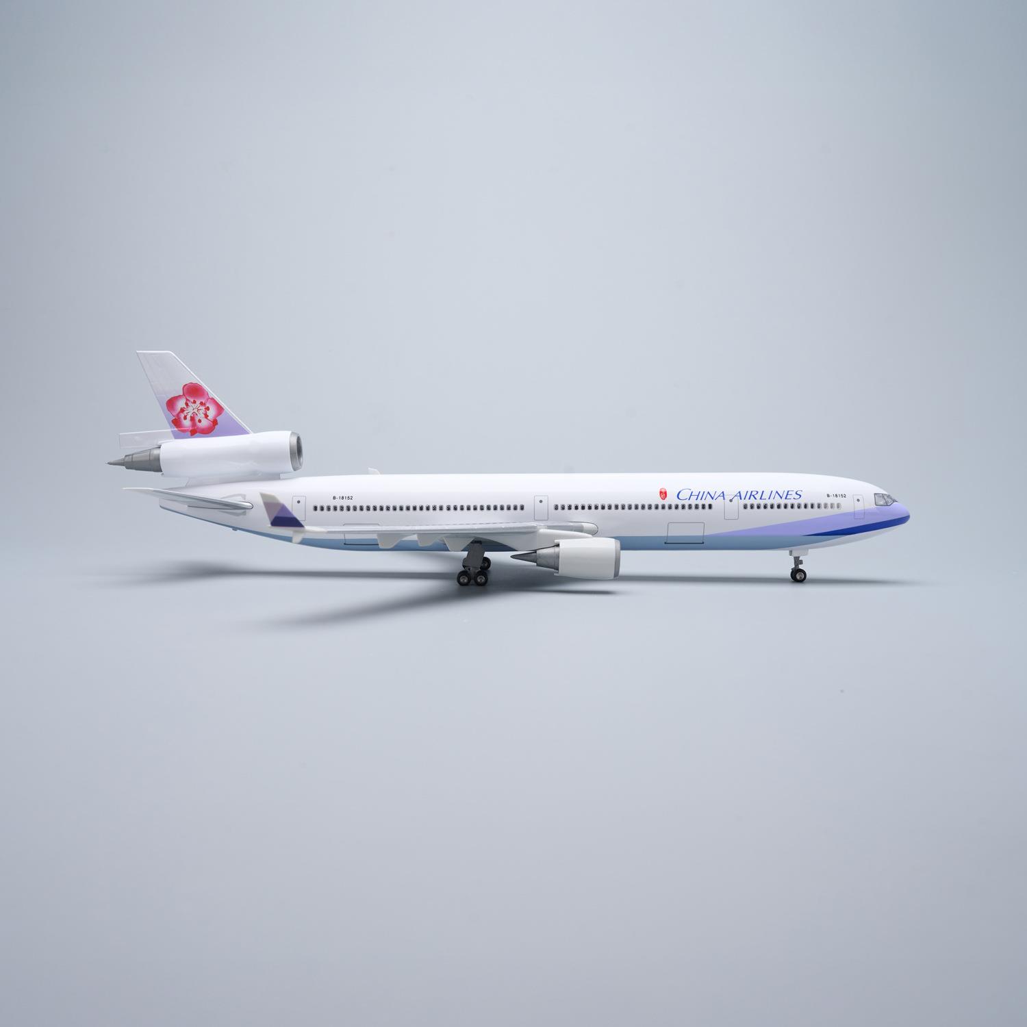 1:130灯带47cm中华航空华MD11麦道11拼客机飞机模型仿真装UEX摆件