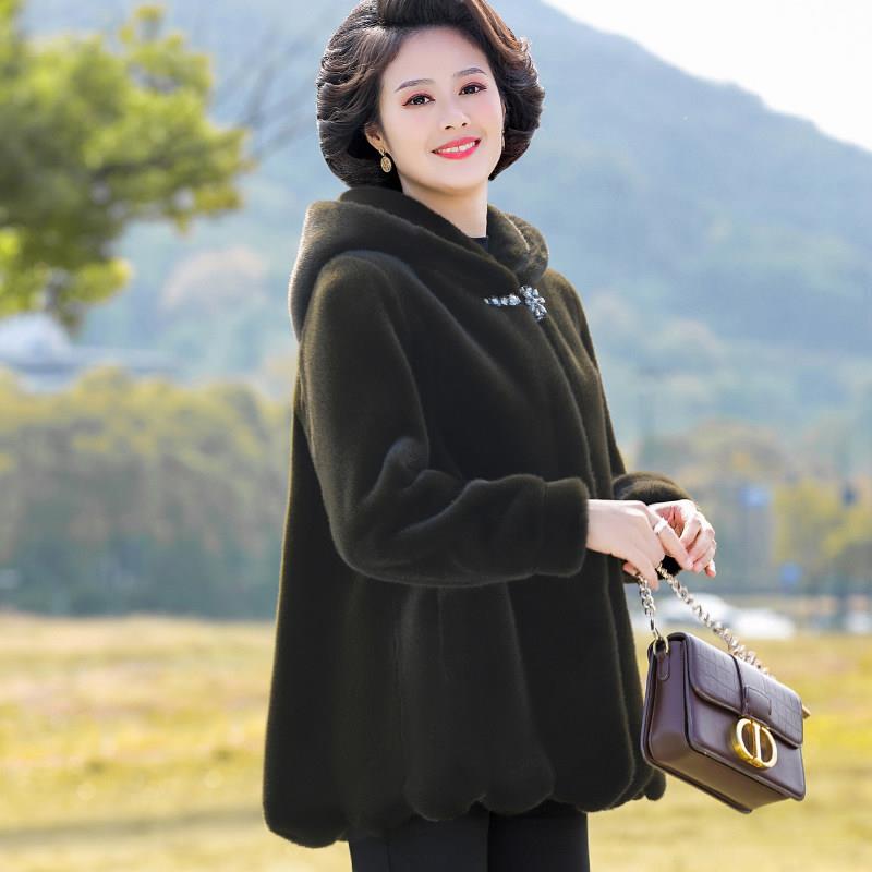 妈妈冬装皮草外套加厚时尚连帽中老年女秋冬短款貂绒皮毛一体大衣