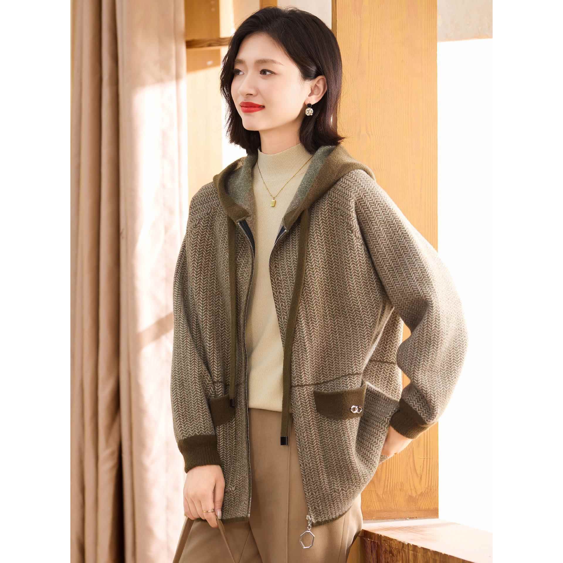 喜卉洋气妈妈秋装外套宽松上衣时尚中老年女装秋冬款连帽针织开衫