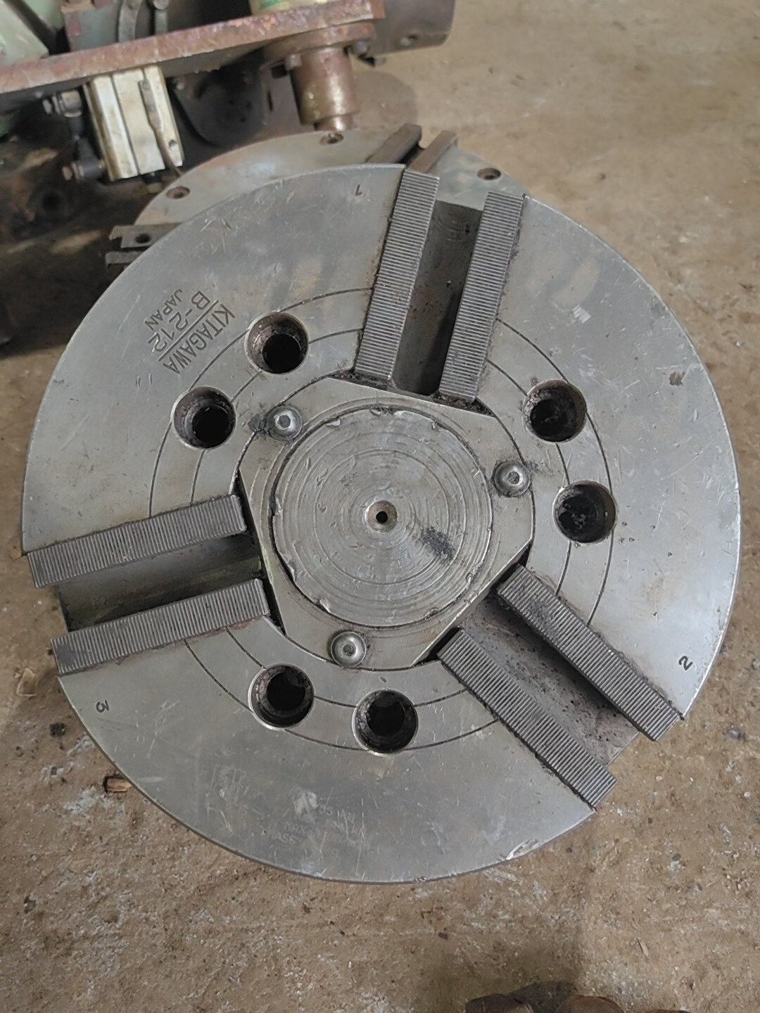 12寸日本中空液压卡盘，功能正常，抽拉顺畅，没有多余的配件，