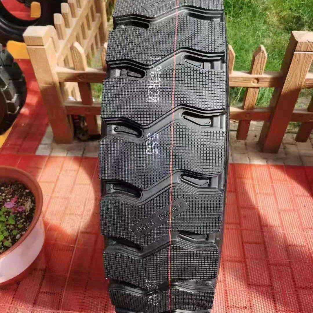 渣土车重卡轮胎 1200R20 全钢丝矿山大块前四后八车大货车轮胎