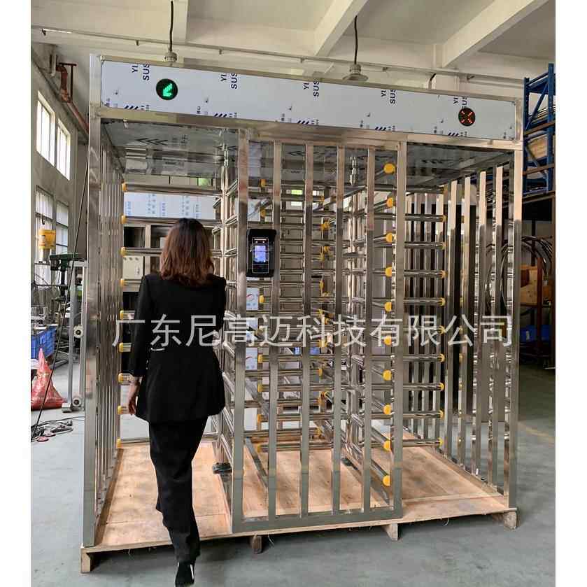 2020全高封闭式电动旋锈钢门禁站车工厂小区防尾转不随十字度栅栏
