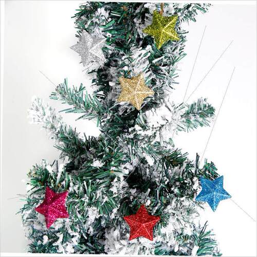 圣诞树上的星星吊坠装饰