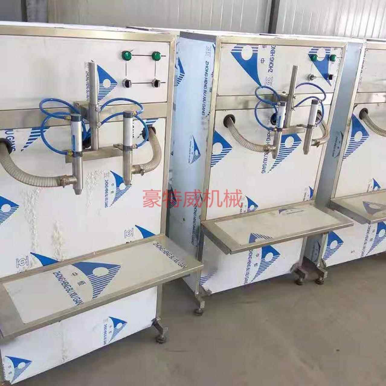 生产小型液体灌装机半自动灌装机液体自流式白酒罐装酱油醋罐装机