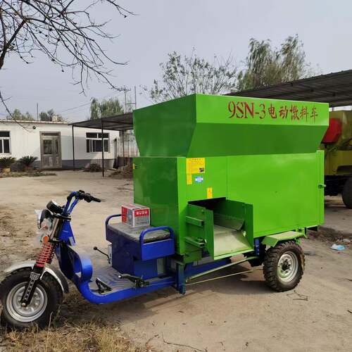 牛羊养殖电动撒料车车载式饲草投喂车小型电动三轮撒料车