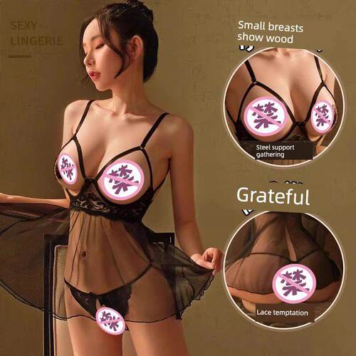 采购产品情感和有趣的制服，睡衣，性感暴露的头，在床上吸吮长袍