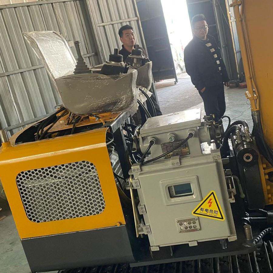 果园履带式挖掘机远程操控遥控智能小挖机电动清淤水泥库小勾机