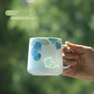 手绘蓝莓猫咪景德镇玲珑陶瓷马克杯带盖子办公杯子可爱生日礼物女