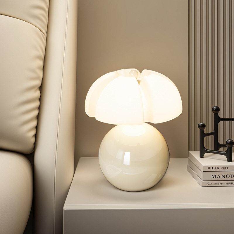 奶油风卧室床头台灯简约可爱ins浪漫儿童装饰蘑菇氛围灯