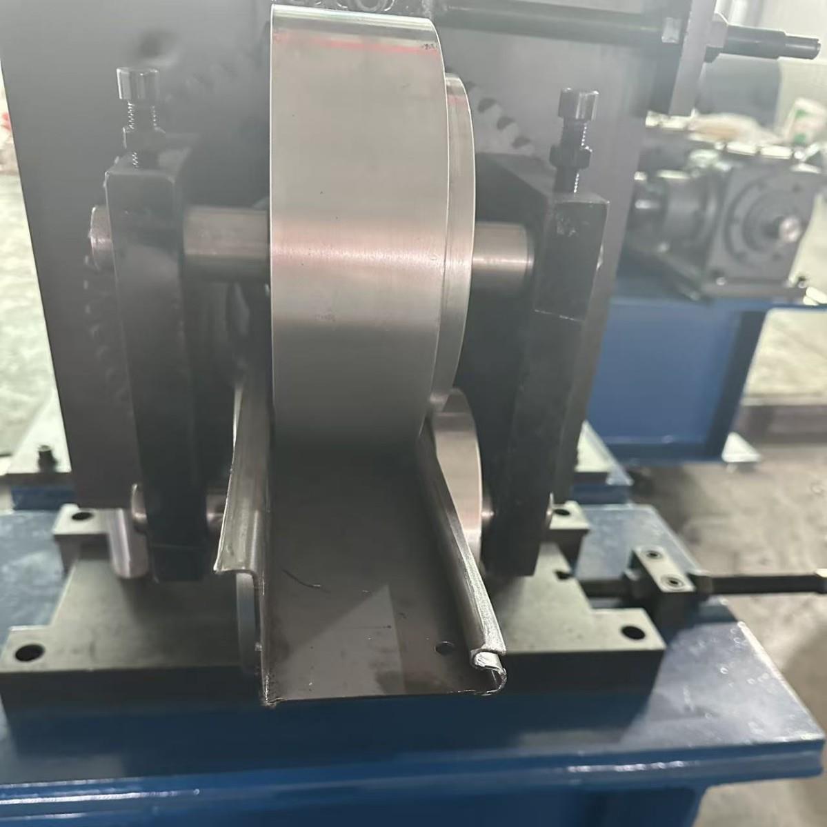 电梯导轨型材加工设备电梯托板机械滑轨成型机