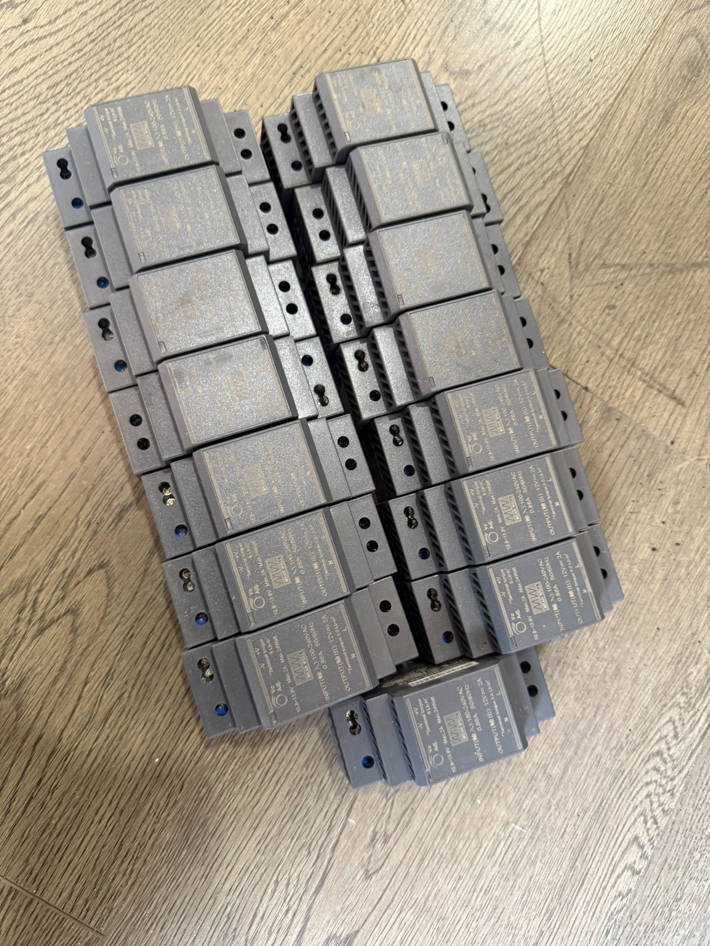 台湾明纬电源，HDR-30-12开关电源。12V，2A导轨电