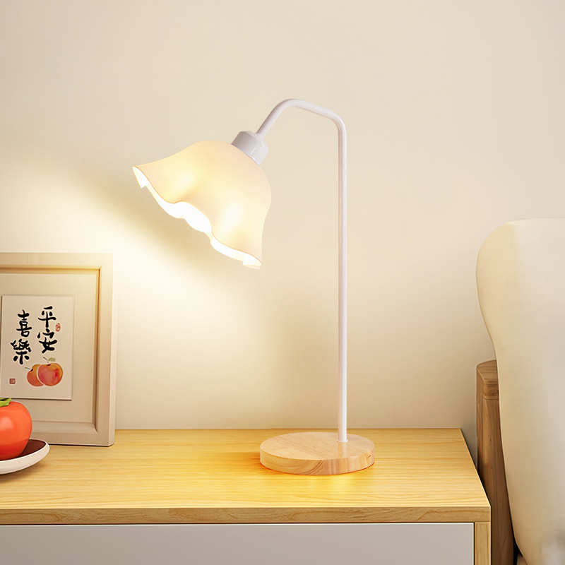 田园风创意花朵台灯温馨氛围铃兰花卧室床头桌面ins风装饰灯