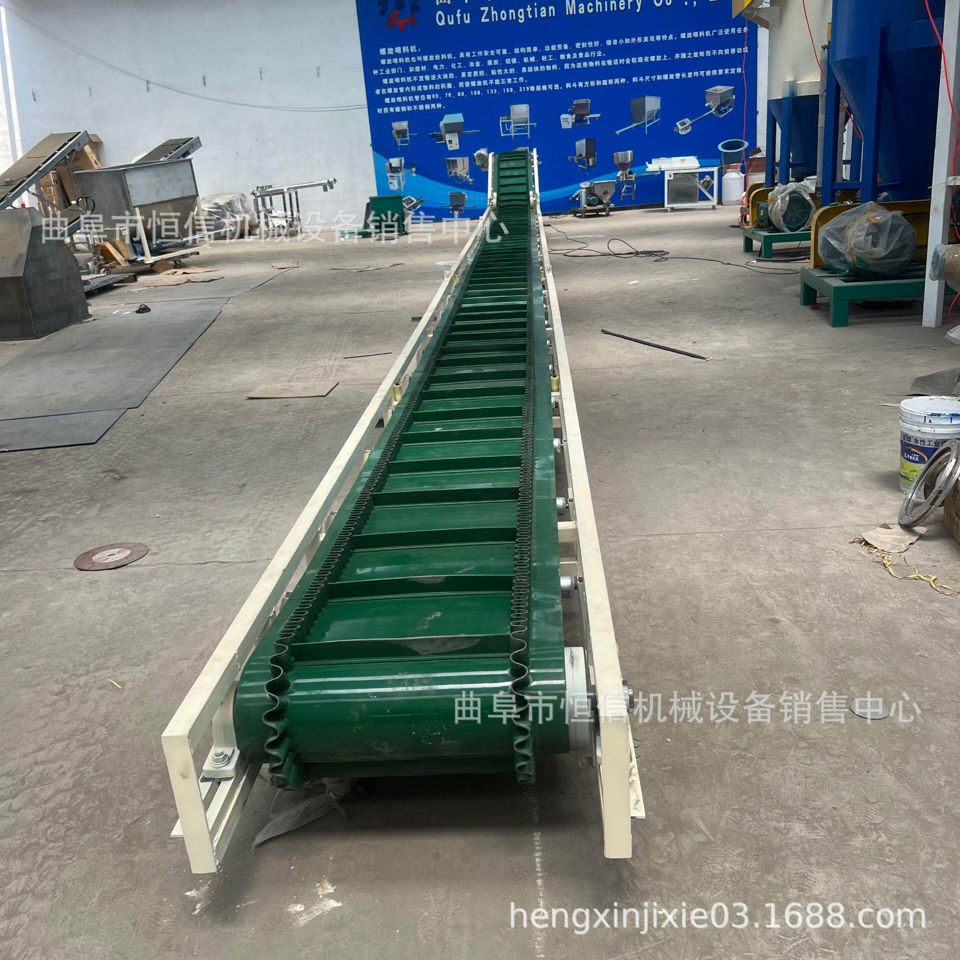 河北塑料大倾角皮带输送机zcjb裙边格挡破碎铝球皮带传送机