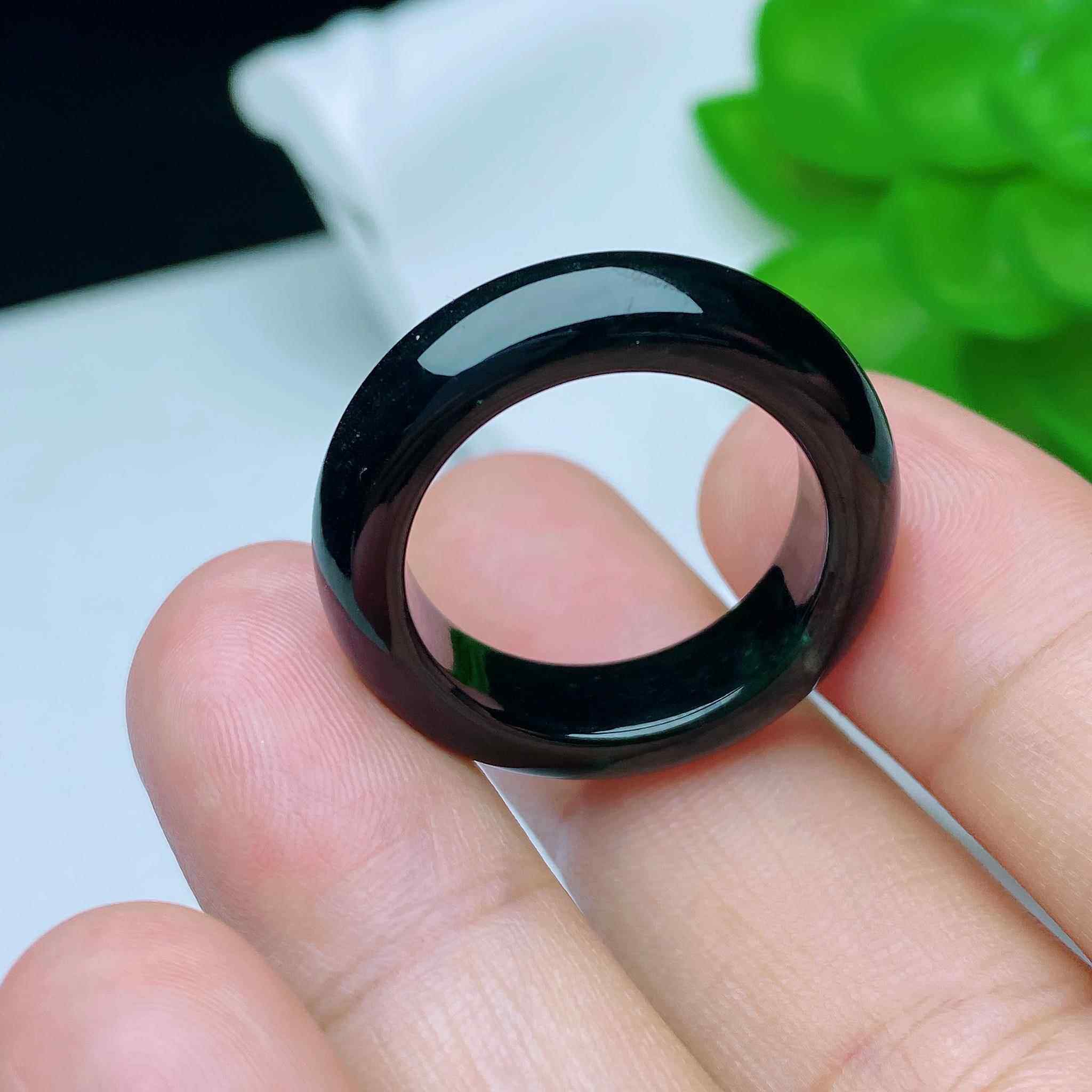 缅甸天然翡翠a货墨翠指环键盘黑打灯透绿jy圈口尺寸：18mm