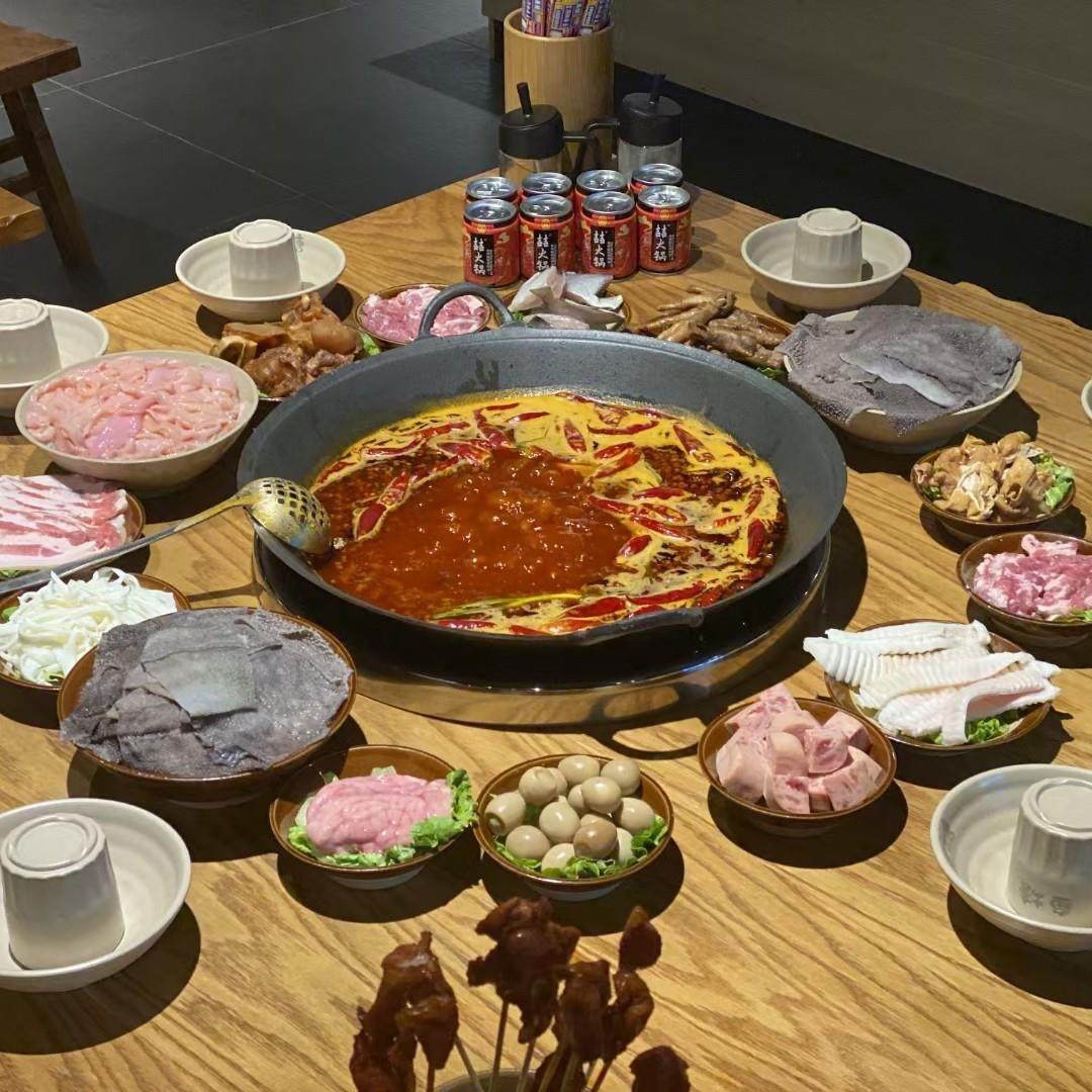 老式铸铁火锅平底免治锅不易生锈不黑汤电磁炉燃汽竈用红汤鸳鸯锅