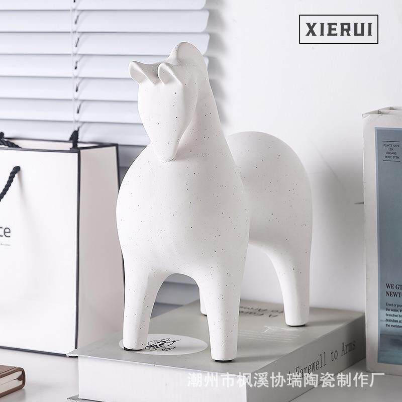 北欧现代极简红色马陶瓷艺术摆件家居饰品客厅玄关轻奢酒柜装饰品