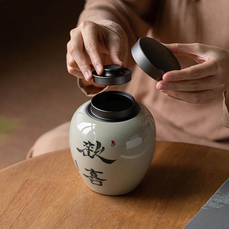 草木灰手写书法茶叶罐家用陶瓷大号储存罐合金盖密封罐存茶罐