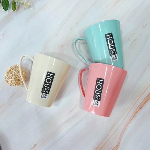 Creative and refreshing plastic mouthwash cup, featuring a h